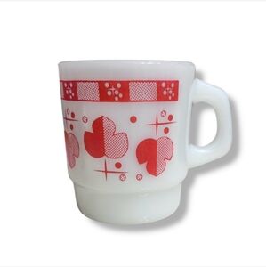 ANCHOR HOCKING Red and White Leaf/Club Mid Century Design Milk Glass 8 oz. Mug